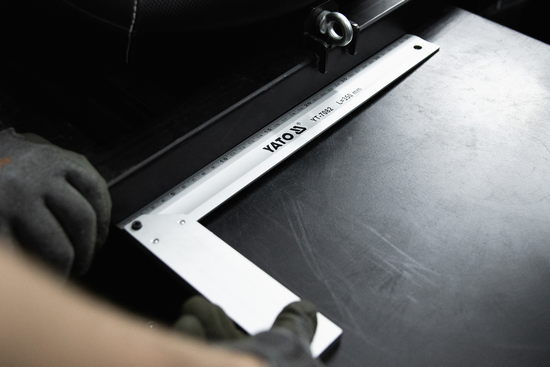 BARRE D'ANGLE EN ALUMINIUM 350 MM.