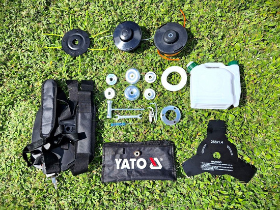 ROÇADEIRA A GASOLINA COM EQUIPAMENTO ADICIONAL