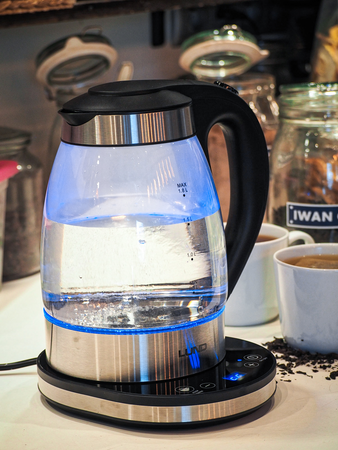 ELEKTRICKÁ SKLENĚNÁ LED KONVICE 1,8L S NASTAVENÍM TEPLOTY