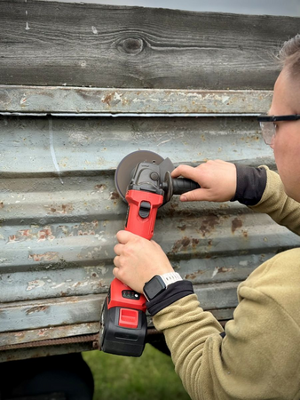 18V LEŅĶA DZIRNAVIŅAS 125 MM (3000-8500 RPM; BL MOTORS; 1X4,0AH; LĀDĒTĀJS) AR MĪKĀS STARTA SISTĒMU