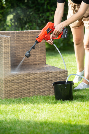 HIDROLIMPIADORA INALÁMBRICA 18V 23 BAR CON FUNCIÓN ASPIRACIÓN DE AGUA, TAMBIÉN PARA RIEGO Y PULVERIZACIÓN DE JARDÍN