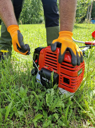 ROÇADEIRA A GASOLINA COM EQUIPAMENTO ADICIONAL