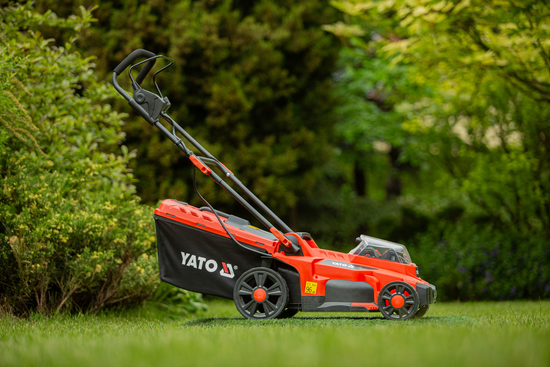 KOSAČKA 2X18V 43CM + 2X4AH + DVOJITÁ NABÍJAČKA