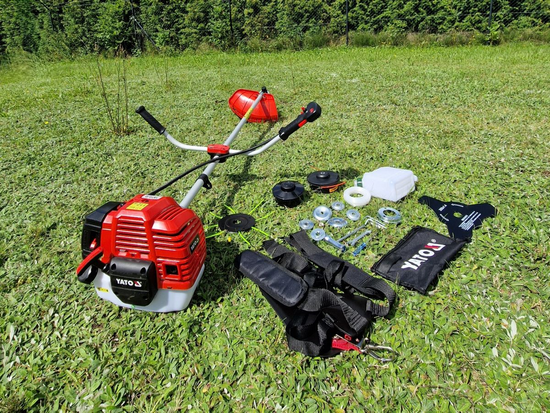 ROÇADEIRA A GASOLINA COM EQUIPAMENTO ADICIONAL