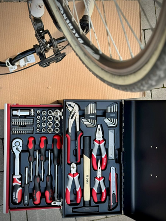 BOÎTE À OUTILS, JEU DE 80 PIÈCES.