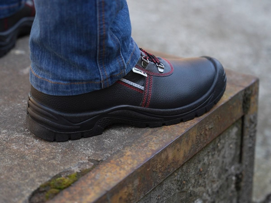 MIDDLE-CUT SAFETY SHOES