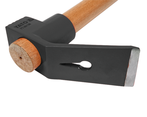 HACHA DE CARPINTERO, CARPINTERO PLANO, CON EXTRACTOR DE CLAVOS, ENMARCADA SOBRE UN MANGO DE MADERA.