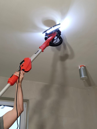 BOOM BRÚSKA 820W SO VSTAVANÝM VYSÁVAČOM