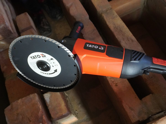 1400 W 125 MM KAMPINIS ŠLIFUOKLIS SU GALINE RANKENA IR GREIČIO REGULIAVIMU 3000-12000 RPM